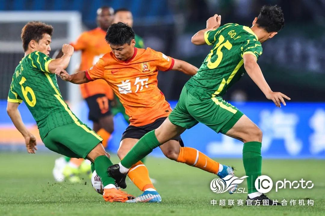 وفاة شرطي يوناني متأثراً بجروح خلال أعمال شغب رياضية